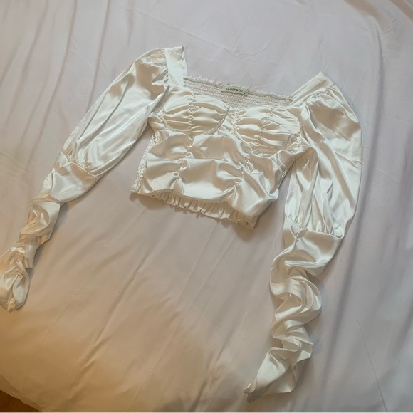 White Puffy sleeve sweetheart square neck long sleeve crop top in satin milkmaid - Picture 4 of 6